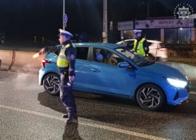 Policjanci podczas kontroli drogowej